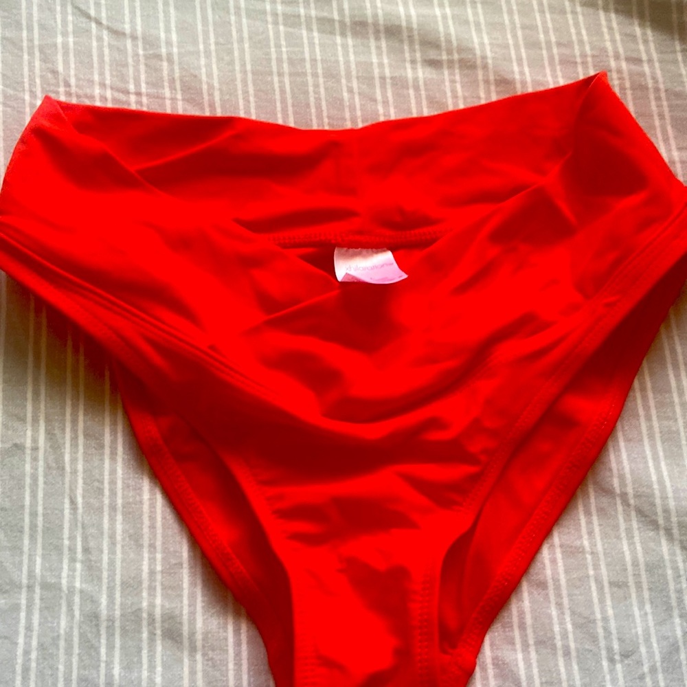 V front bikini bottoms; super cute and never worn. Selling to be sustainable.